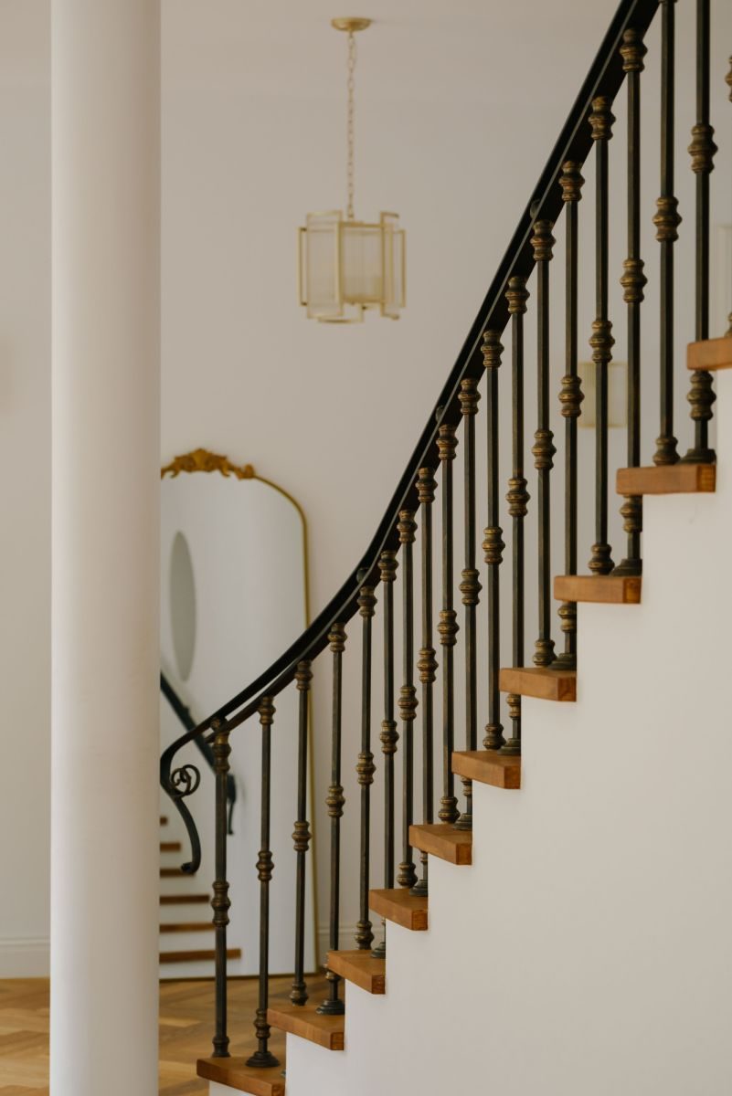 Schody z kutą balustradą